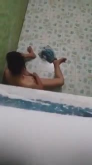 Ngintip hoki ibu mandi colmek dulu.mp4