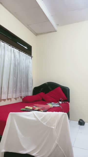 Nona Ninna. Aku senam bentaran yah sayang, biar keringetan dulu laahh... 