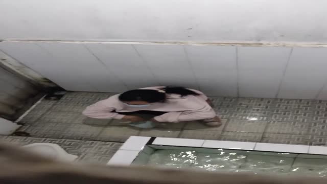 Ketahuan ngintip di wc umum paralayang batu