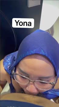 Tante Yona hijab nyepong depan pintu