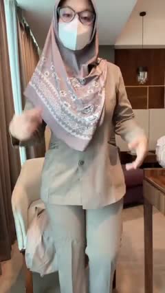 Tante hijab main dildo.mp4