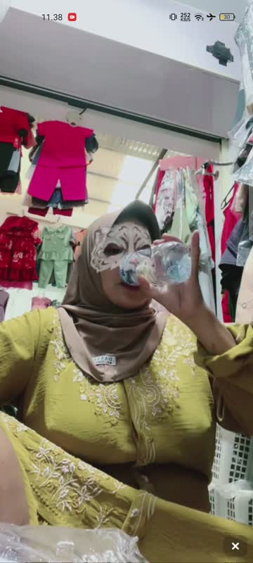 Pamer memek di pasar saat tunggu jualan pakaian 