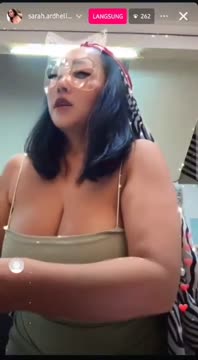 Sarah Ardhelia. Lagi jualan sambil open perabotaan.mp4