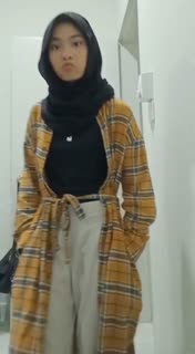 Telegram (@lembahcoli) (Sarah Cosplayer Hijab) (16).mp4