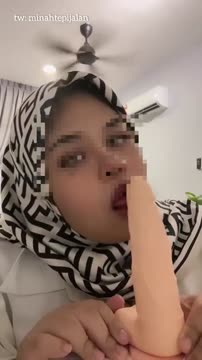 Wanita hijab lagi asik nyepong dildo