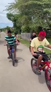 Kalian pernah ga si main sepeda sama temen sambil masang knalpot dari botol #shorts #lucu #kocak - omped_visual (360p, h264).mp4