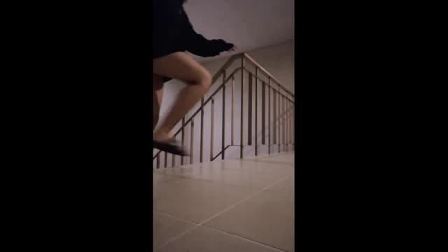 ABG Tiktok Viral Ekhib di Depan Lift Apart