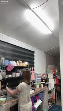 awek memasak di dapur - DoodStream