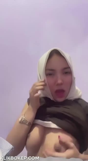 Bokep Indo Miss Yaya Arsyid Hijab Cantik Binal Grepe Toket dan Colmek - Te.mp4
