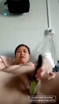 ubcwk-BOKEP_INDO_-_Bude_Sri_Colmek_pakai_terong_panjang.mp4