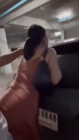 Udah Gak Tahan Papa Ent0d Teman Istrinya di Parkiran Mall.mp4