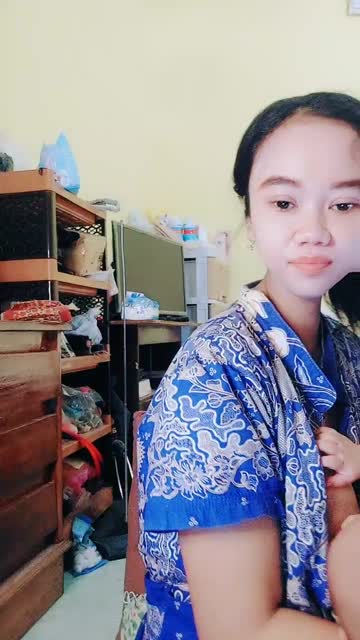 Mba mbak Koprasi. Lagi dikantor banget sambil ngemong