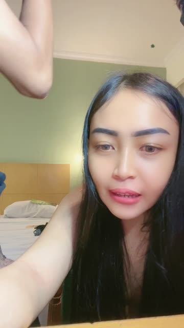 "Senang bertemu denganmu... Aku akan memasukkan penisku ke dalam dirimu." Teman kakakku yang datang menginap semuanya adalah pelacur berpayudara besar! Terlebih lagi, mereka semua sangat cabul dan memperbolehkan siapa pun untuk