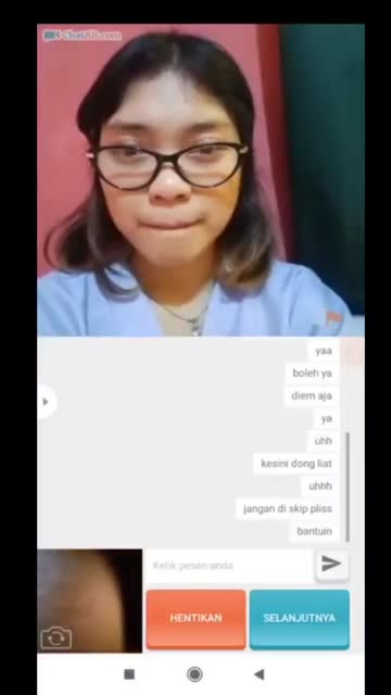 ome tv cewe berkacamata malu malu