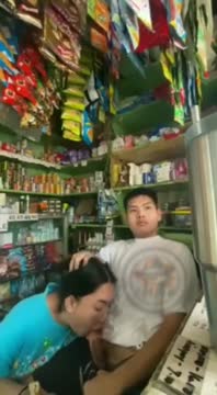 Penjaga warung ajakin nyepong pembeli.mp4