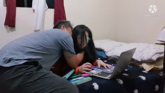 Ayah Tiriku Tiba2 Masuk Ke Kamar Ajak Ngentot