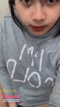 Selin Abege cantik - main terong di kamar mandi