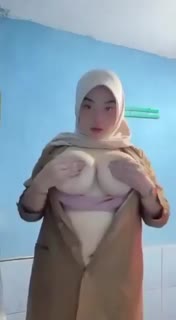 Bu salsa tampil di toilet sekolah masih pake seragam hampir ketahuan murid.mp4.mp4