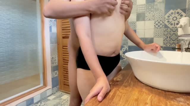 DIPAKSA GAYA BARU DI KAMAR MANDI - Di Sepong Sampe Crot Di Muka - Nikmatnya main di kamar mandi.mp4