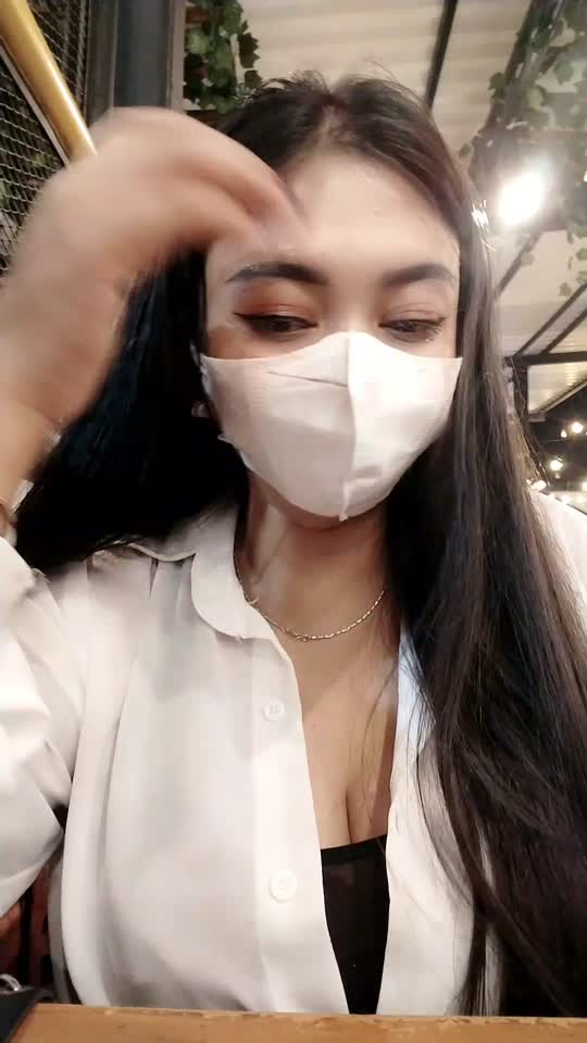 Tante Freyaa. Lagi nganu di Mie Gacoan. Clingak clinguk takut ketauan. Panik dikit gppah - vidxlr.top
