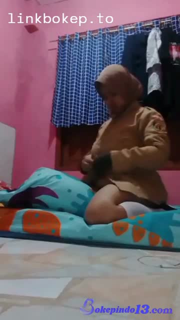 Hijab_SMA_Nglampiasin_Birahi_Pake_Guling_-_Bokep_Indo.mp4