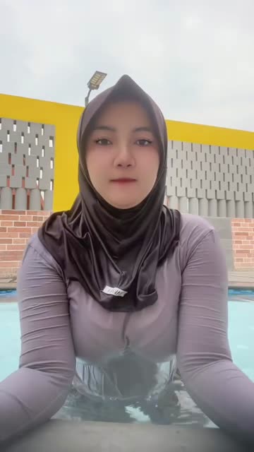 Tikachiu Eskin di Kolam Renang.mp4