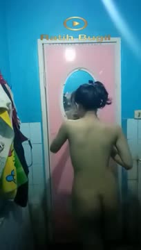 ngintip cewek cantik mandi bareng 1 - PoopHD