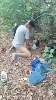 Bokep SMP bocil mesum bersetubuh di hutan.mp4