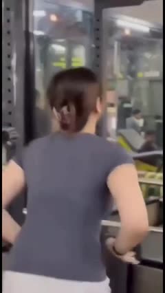 Tasya merebut perhatian di tempat gym.mp4