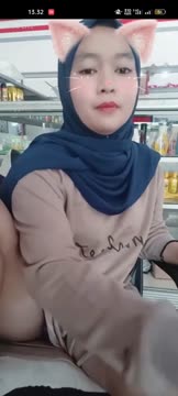 Hijabers_disuruh_jaga_warung_malah_live_pamer_Memek.mp4.mp4