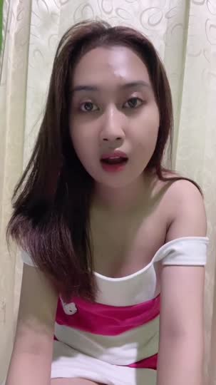 Ada Uting Menonjol Host ABG Kimcil Spill Anu Tipis-tipis