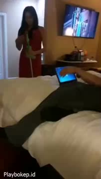 Diajak Checkin Sama Om Eh Ditelf Mantan Si Om Nya Langsung Nyosor Biar Telfnya Dimatiin - Kingbokep.mp4