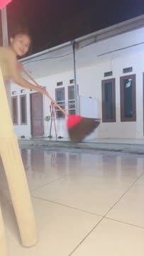 Rill.._NanaTiwi_godain_tetangga_kosannya_yang_lagi_nongkrong_depan_kamar._Sengaja_banget_bukain_pep€k...mp4