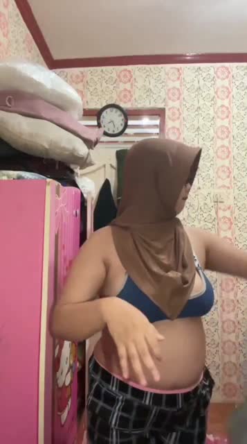 hijab tobrut kacamata cokelat