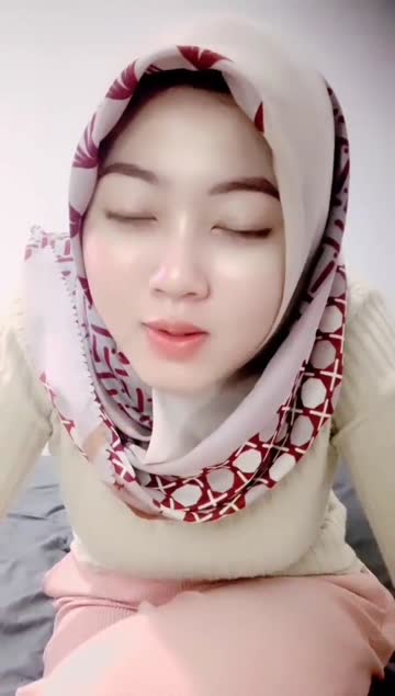 hijab cantik nekat omek walau pms .mp4