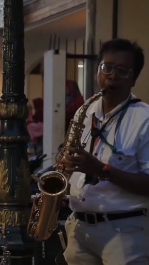 Dikencingin Karyawan Toko Roti Part 1