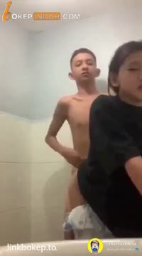 Main sama kakak di kamar mandi