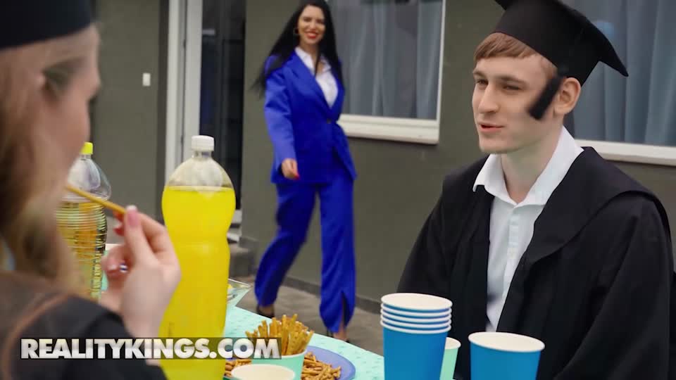 REALITY KINGS - Malaikat Kecil Nakal Diam-diam Menghisap Kemaluan Pacarnya di Pesta Kelulusannya Lalu Menungganginya feat Leo Gaffer Creampie Payudara Pirang Wanita Cantik Anal HD Porn xHamster.mp4