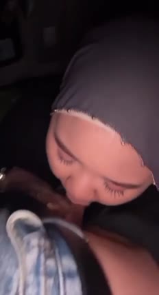Pacar jilbab mantep banget nyepong di mobil