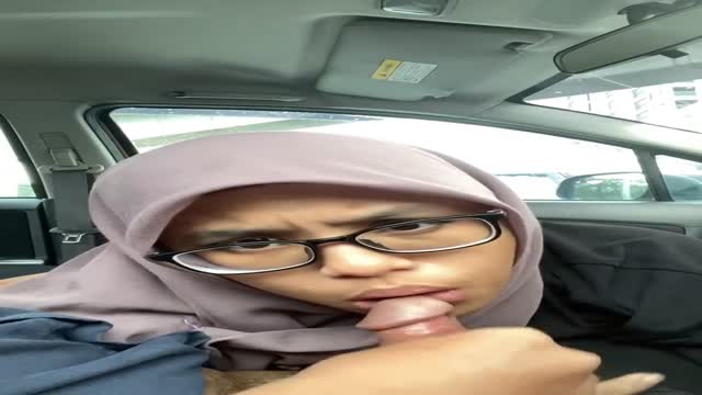 hijab mukanya alim tapi mainin p3juh di mulutnya buat kumur-kumur.mp4