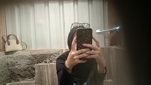 Ngintip toilet cafe 04