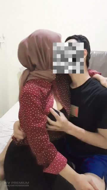 Remas remas tetek bulet abg jilbab sambil merokok