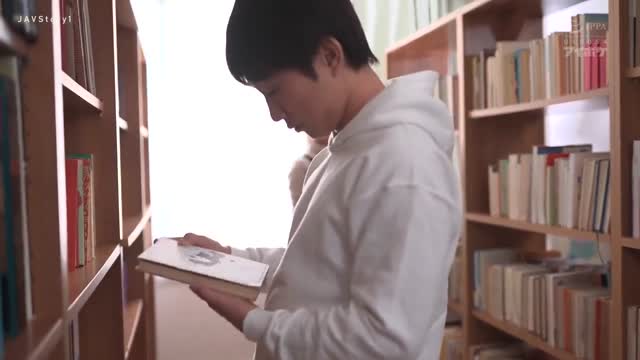 JAV_IPX-948 Penjaga toko buku dan bocah kutu buku Hikari Azusa