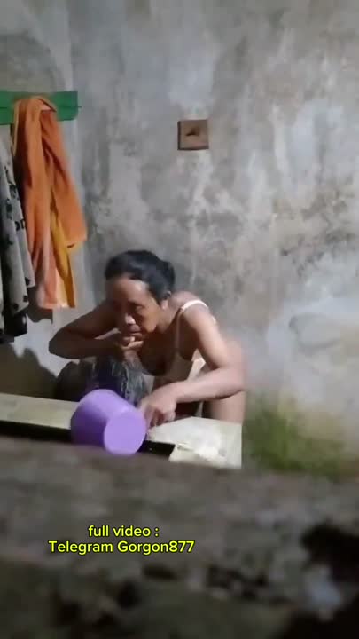 Ngintip Mandi Emak STW Kampung Kendor Semua - Join Tele @lupabelum.mp4