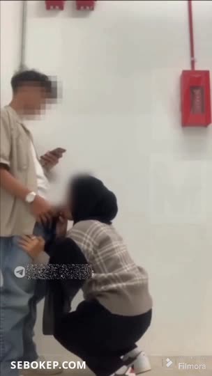 Cewek Hijab Nyepong Ngewe di Pojokan Parkiran Mall - BokepJilbab.cc.mp4-Pla.mp4