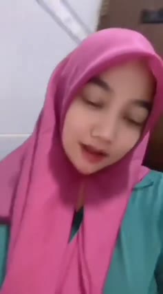 hijab tobrut pink baju hijau 