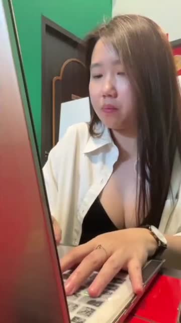 Skandal Novi Chindo - Pamer Toket Memek ke Sii Bos sambil gawe lanjut diEWE. 