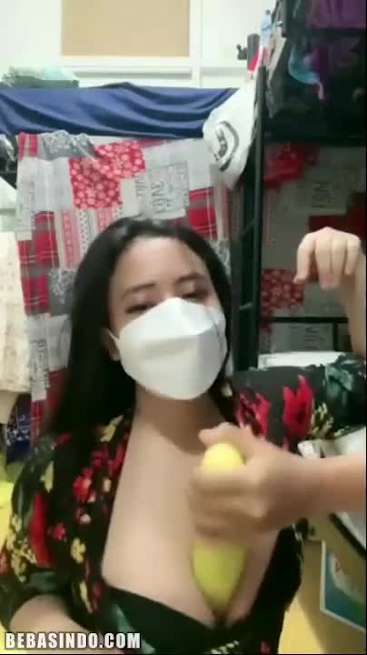 Berlian Ochi Mainin Payudara Nyepong Timun Besar.mp4