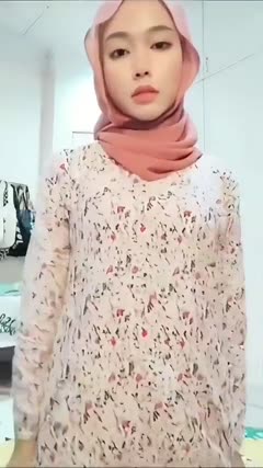 cute_hijab_girl_cums_on_her_fingers_SD.mp4