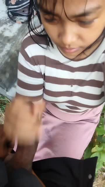 Bocah dipejretin di karangan